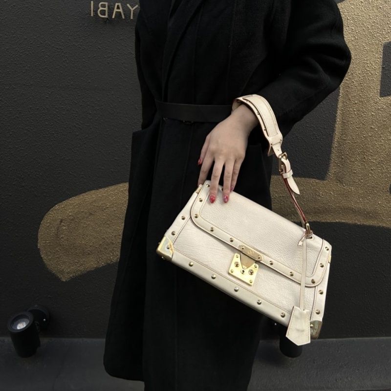LOUIS VUITTON M91823 Beige White Suhali Tarantule Armpit Bag, Gold Hardware, Rivets Limited Edition, 2 Keys & Clochette