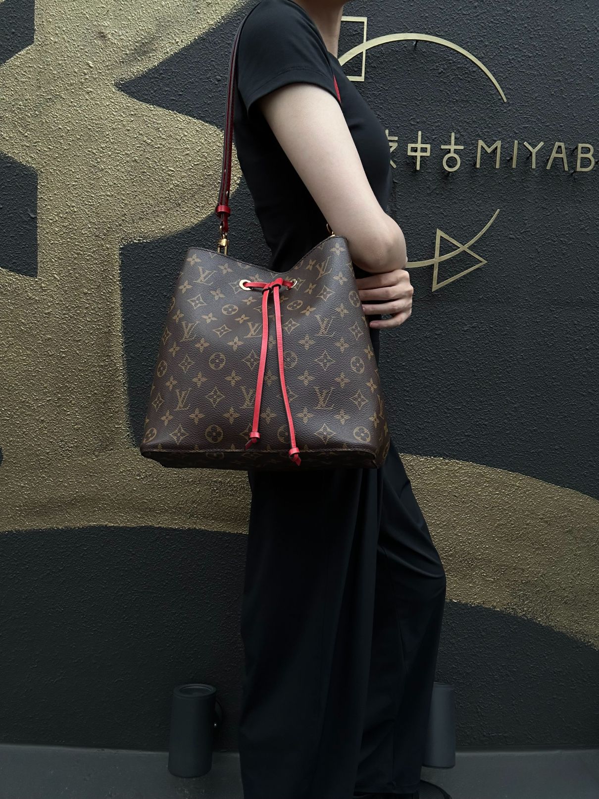 LOUIS VUITTON NeoNoe Monogram Drawstring Bucket Shoulder Bag Brown Red PVC
