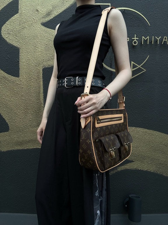 LOUIS VUITTON Monogram Hudson GM Shoulder Messenger Bag Brown Gold Hardware