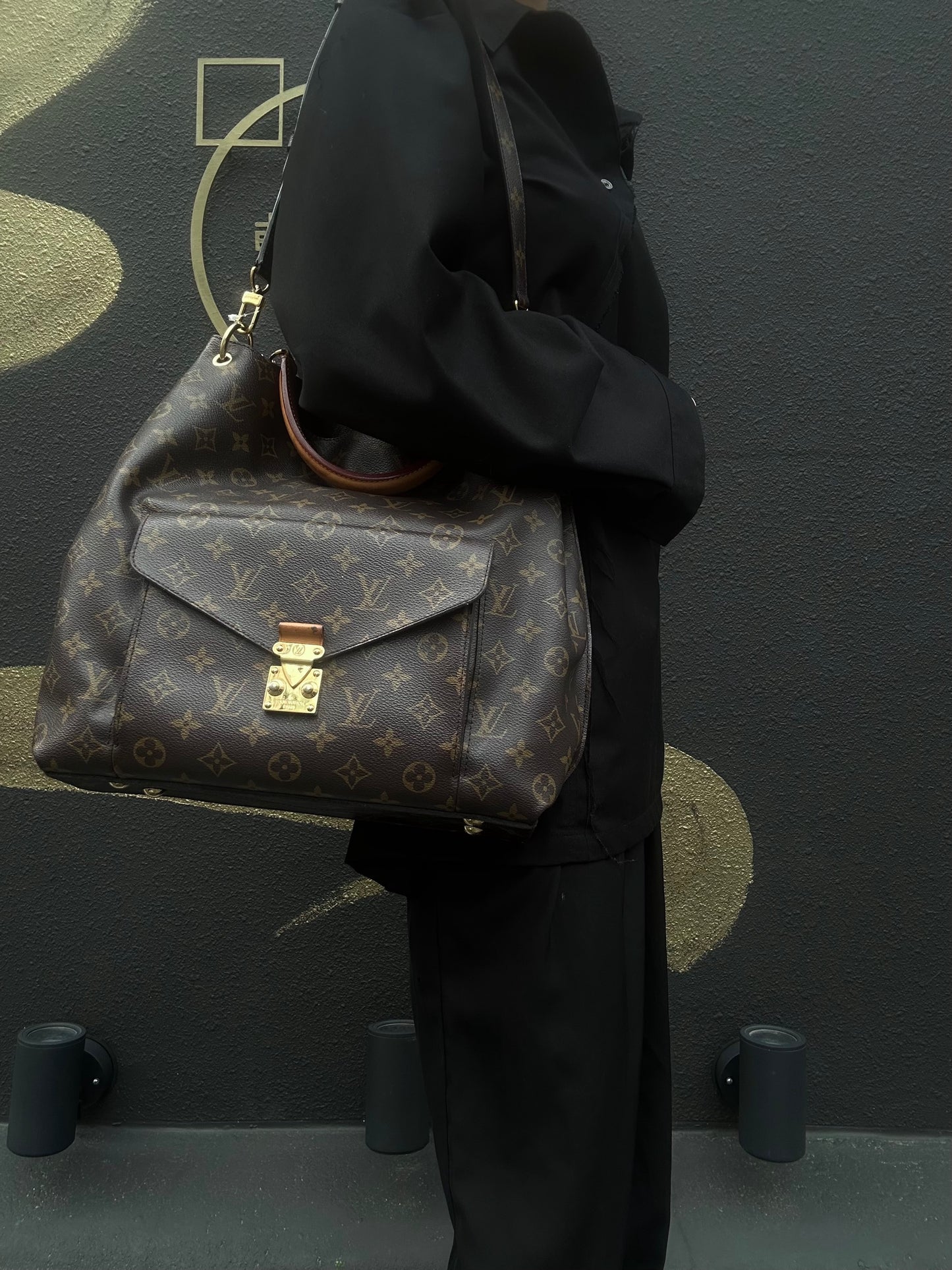 LOUIS VUITTON Metis Monogram Brown Shoulder Bag with Shoulder Strap