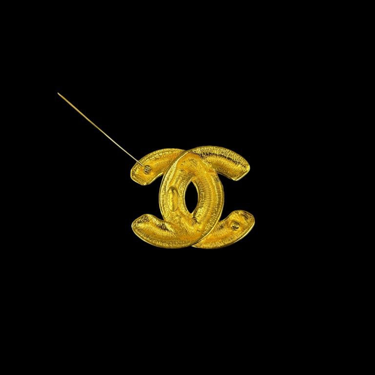 CHANEL Chanel Coco Mark Matelass¡§| Brooch Gold Hardware With Comments CHANEL Gold Alloy Logo Brooch