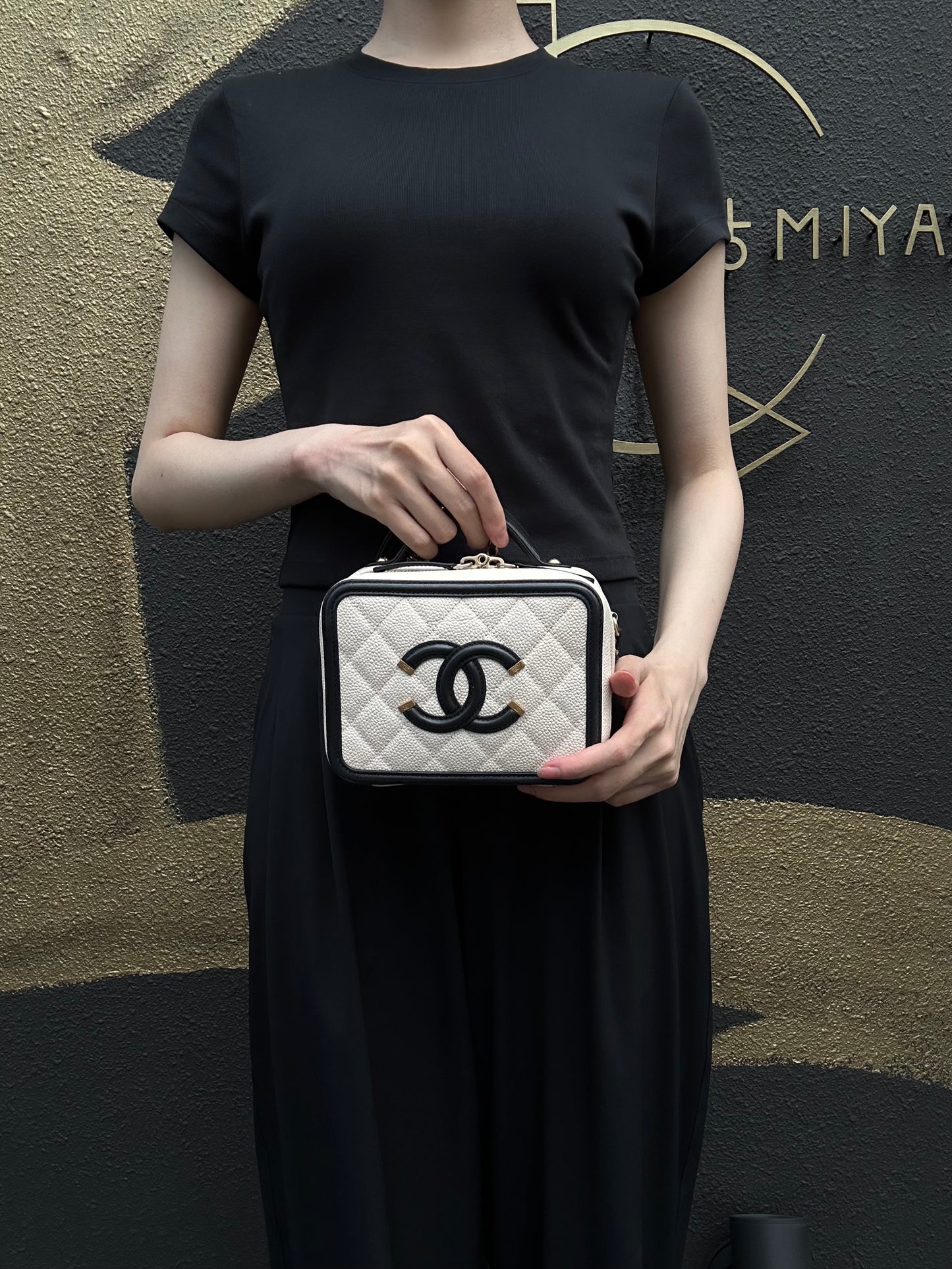 CHANEL CC Filigree Caviar Leather Handbag White/Black Gold-Tone Hardware with Shoulder Strap