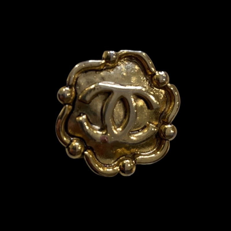 CHANEL gold plated alloy clip-on earring (single piece)