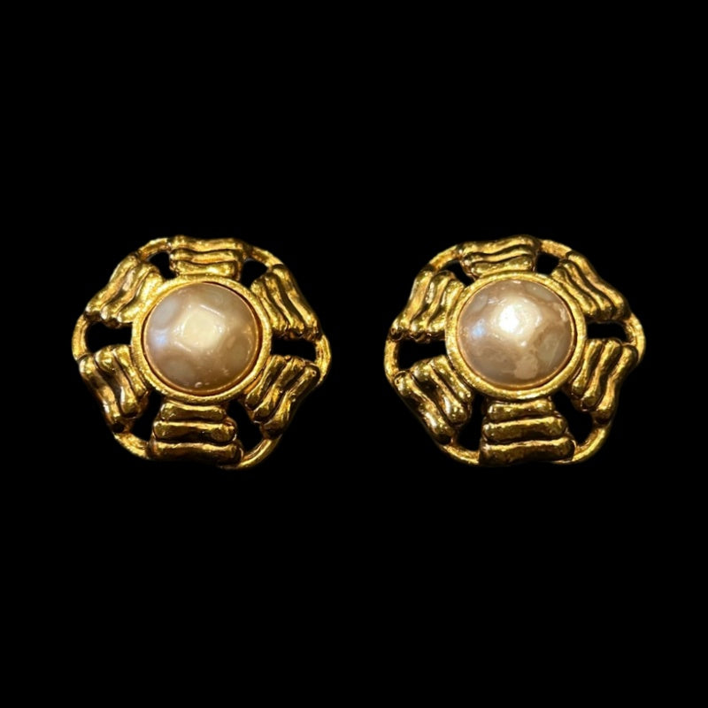 CHANEL earrings, faux pearl, with box, clip-on, alloy