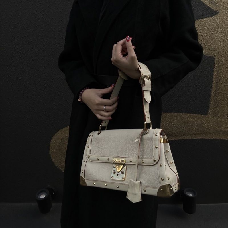 LOUIS VUITTON M91823 Beige White Suhali Tarantule Armpit Bag, Gold Hardware, Rivets Limited Edition, 2 Keys & Clochette