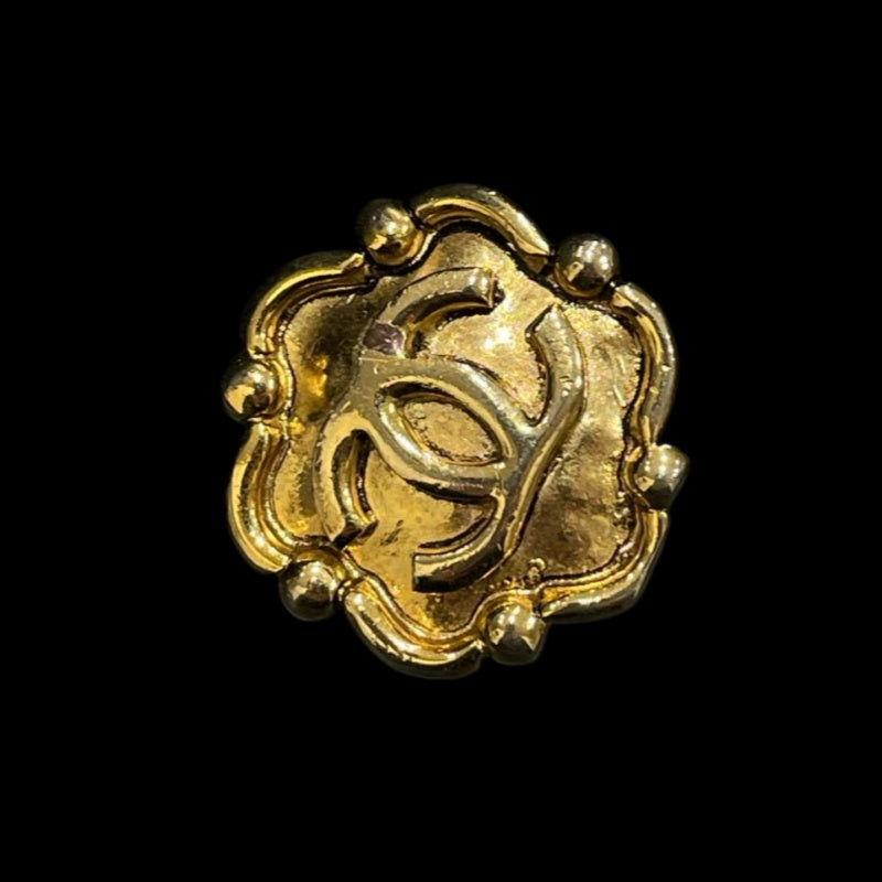 CHANEL gold plated alloy clip-on earring (single piece)