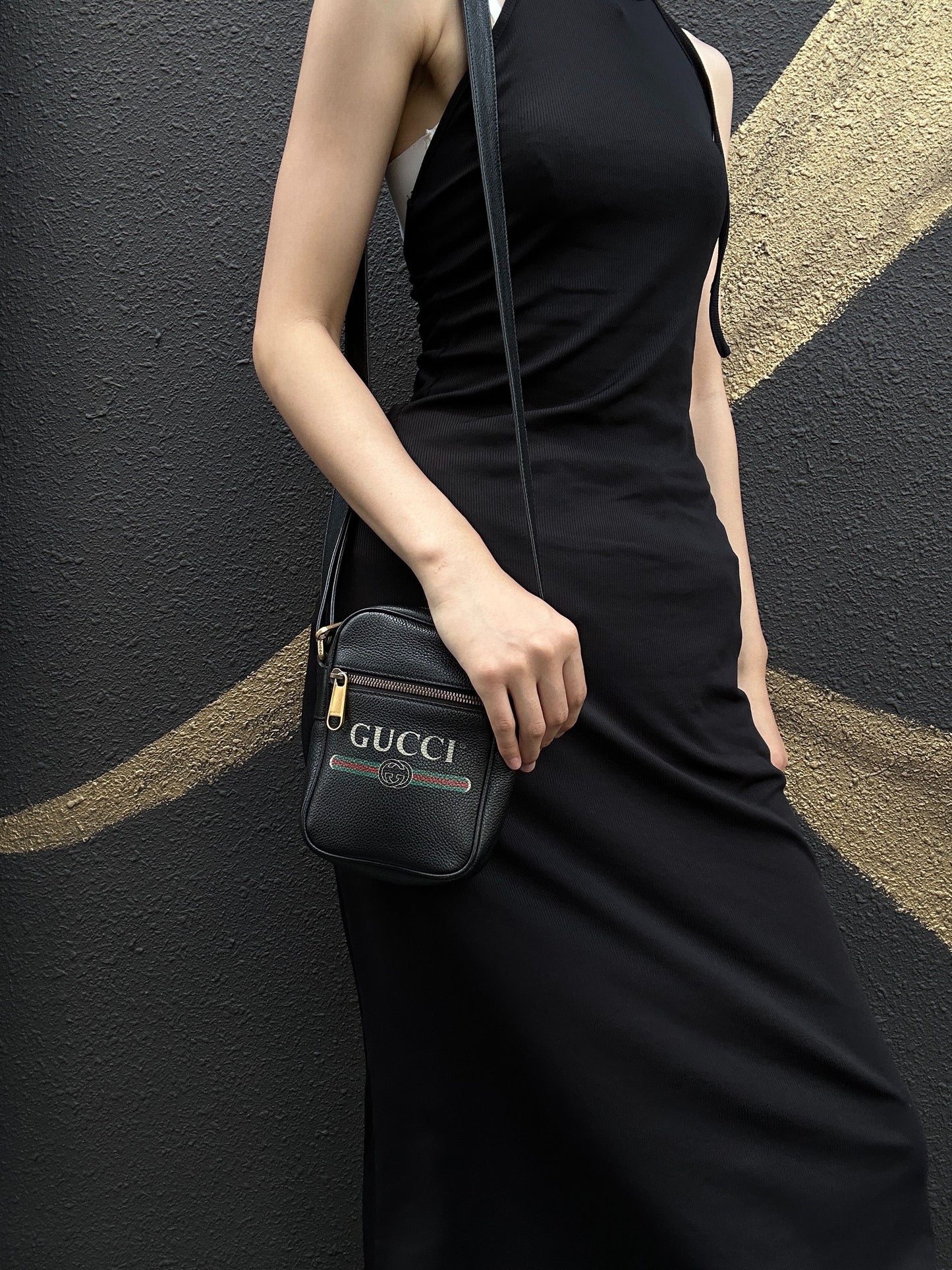 GUCCI Black Cowhide Vintage Logo Crossbody Shoulder Bag