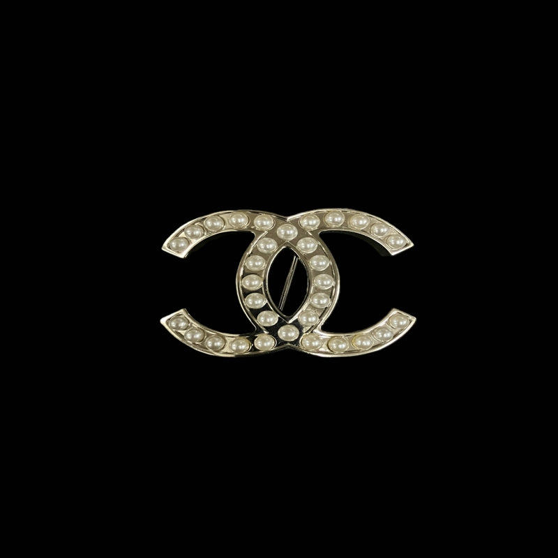CHANEL brooch, faux pearl, silver-tone alloy hardware, logo design