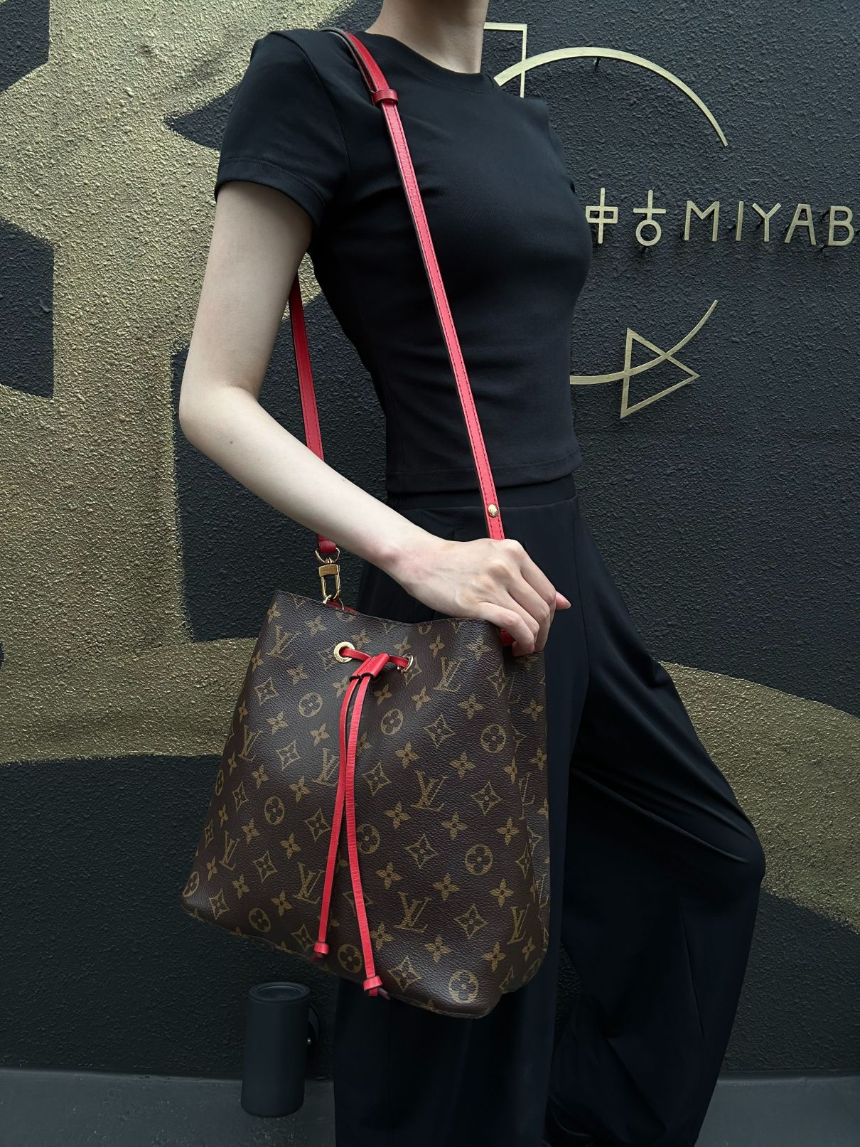 LOUIS VUITTON NeoNoe Monogram Drawstring Bucket Shoulder Bag Brown Red PVC