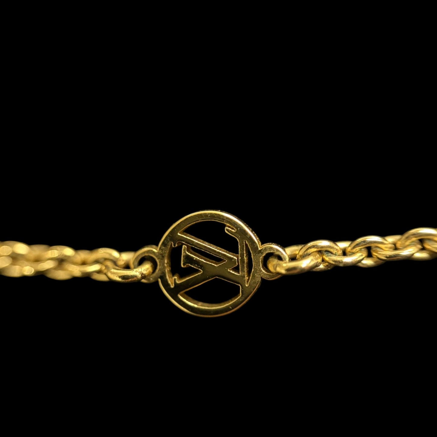 LOUIS VUITTON Necklace Essential V Accessory Gold Metal V Motif 　Box &・Dust Bag