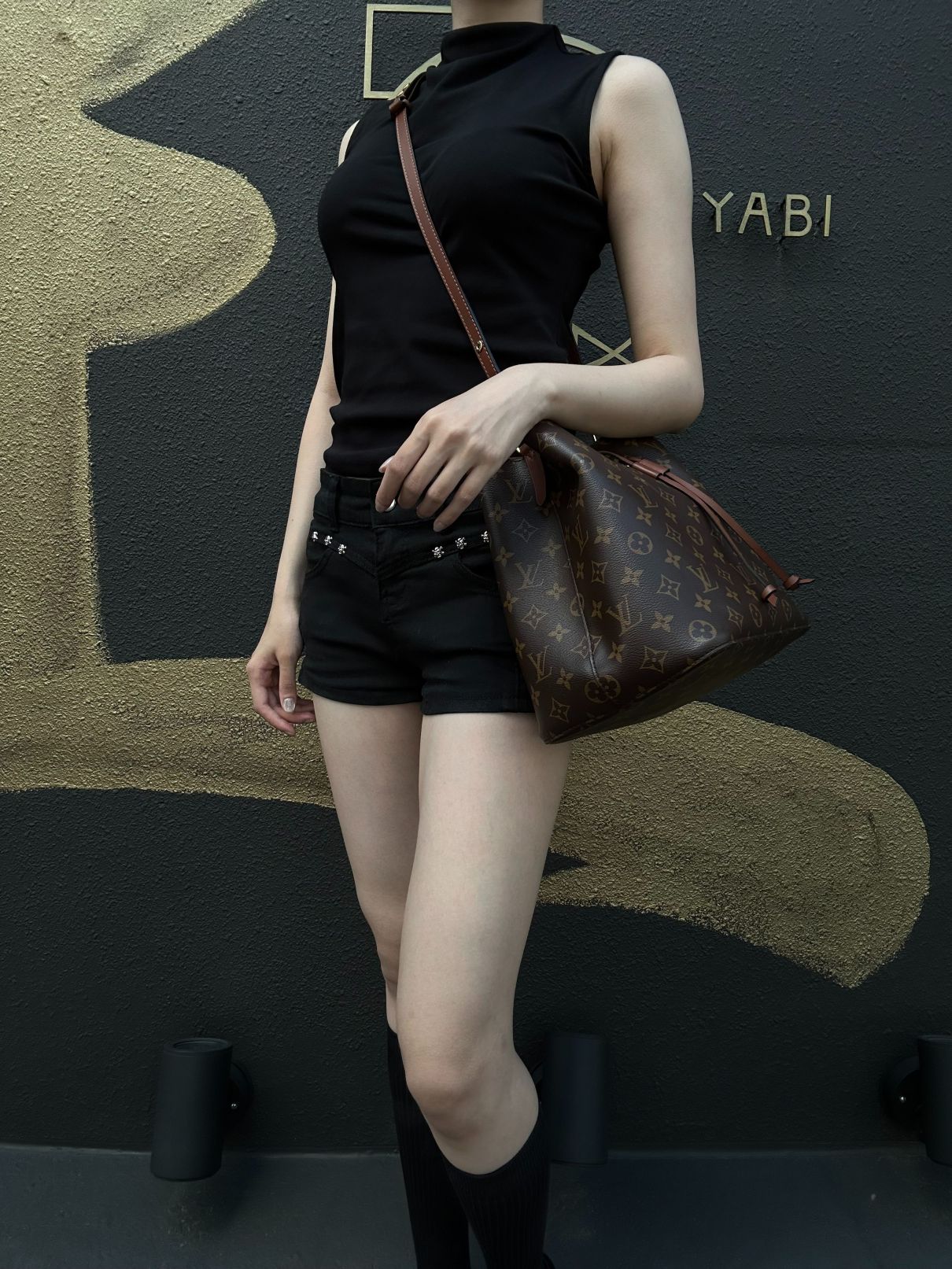 LOUIS VUITTON Monogram Canvas Brown Neo Noe Drawstring Bucket Shoulder Bag