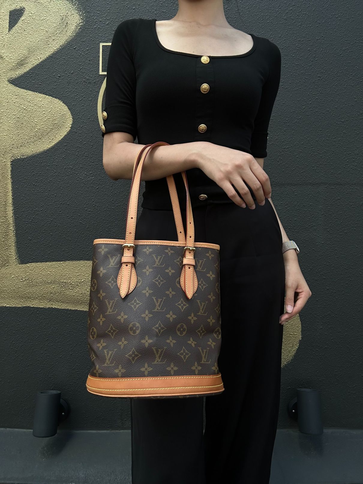 LOUIS VUITTON Monogram Bucket Bag PM 　 Brown  Gold Hardware 　Pouch