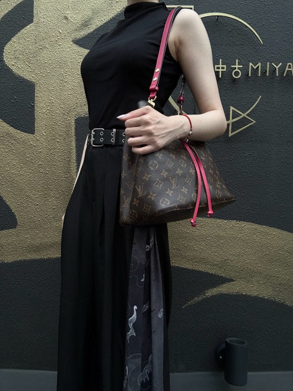 LOUIS VUITTON Monogram NeoNoe MM Bucket Bag Brown　Drawstring Shoulder Bag Gold Hardware