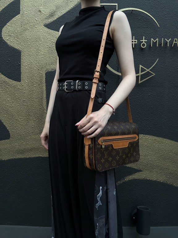LOUIS VUITTON Monogram Saint Germain 28 Shoulder Bag brown Gold Hardware