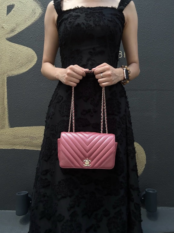 CHANEL Chevron V-stitch Red Calfskin Leather Flap Chain Crossbody Bag With Gold Hardware