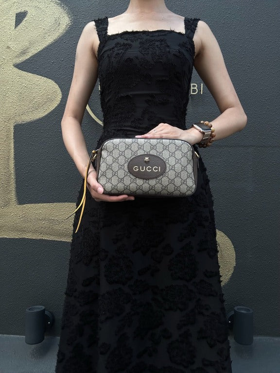 GUCCI GG Supreme Canvas Brown Tiger Head Camera Bag With Web Strap, Shoulder Crossbody Bag