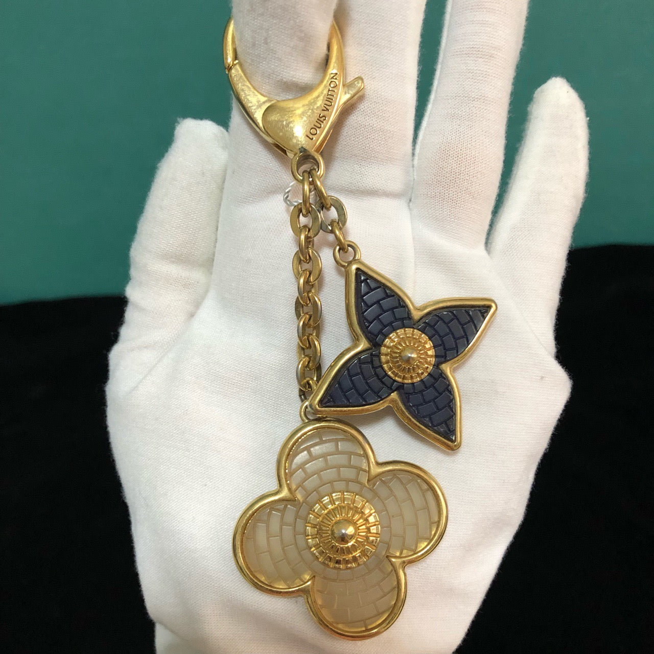 LOUIS VUITTON Keychain, Gold Color LV Louis Vuitton Keychain Bag Charm, Acrylic Transparent Four-Leaf Clover, Navy Blue Four-Pointed Star