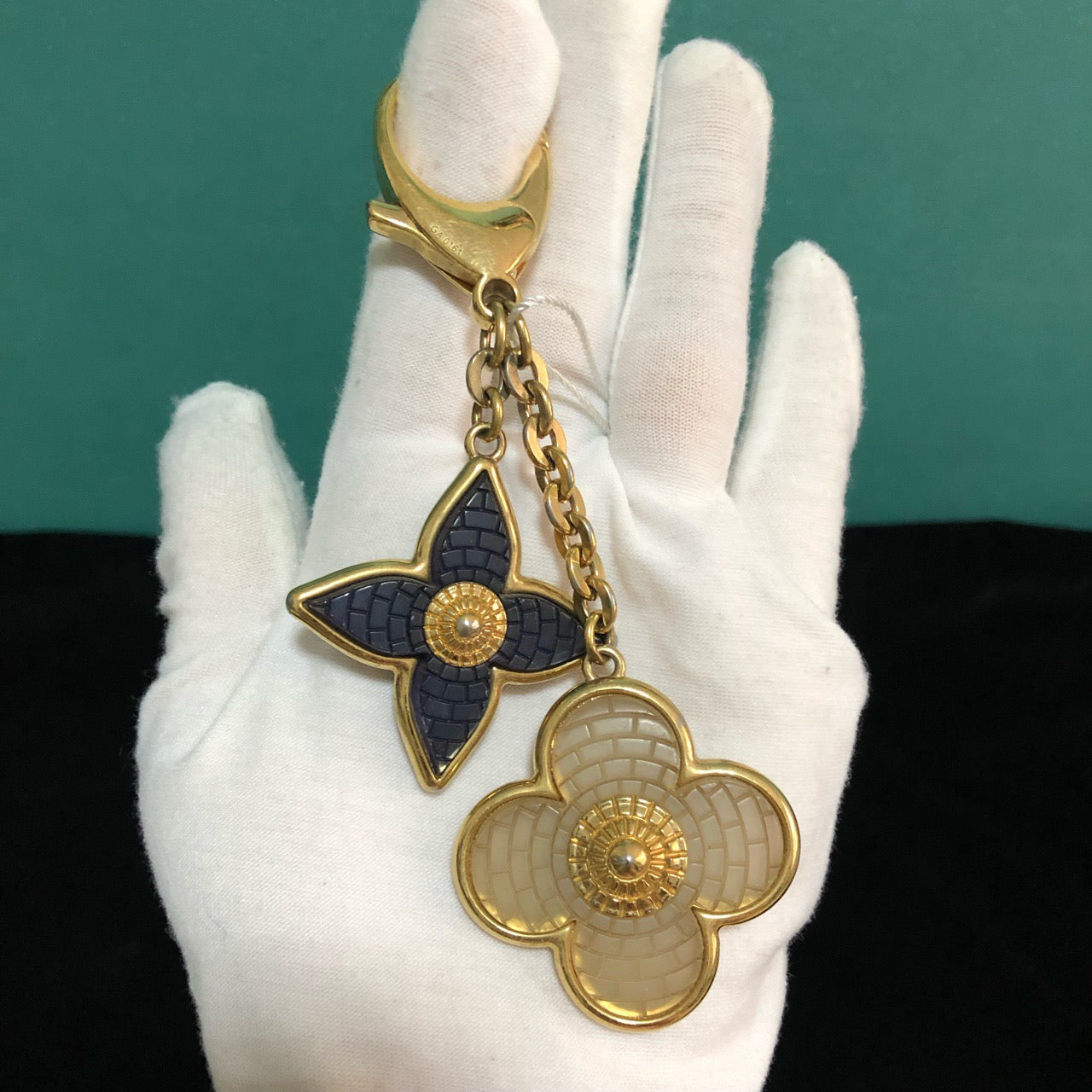 LOUIS VUITTON Keychain, Gold Color LV Louis Vuitton Keychain Bag Charm, Acrylic Transparent Four-Leaf Clover, Navy Blue Four-Pointed Star