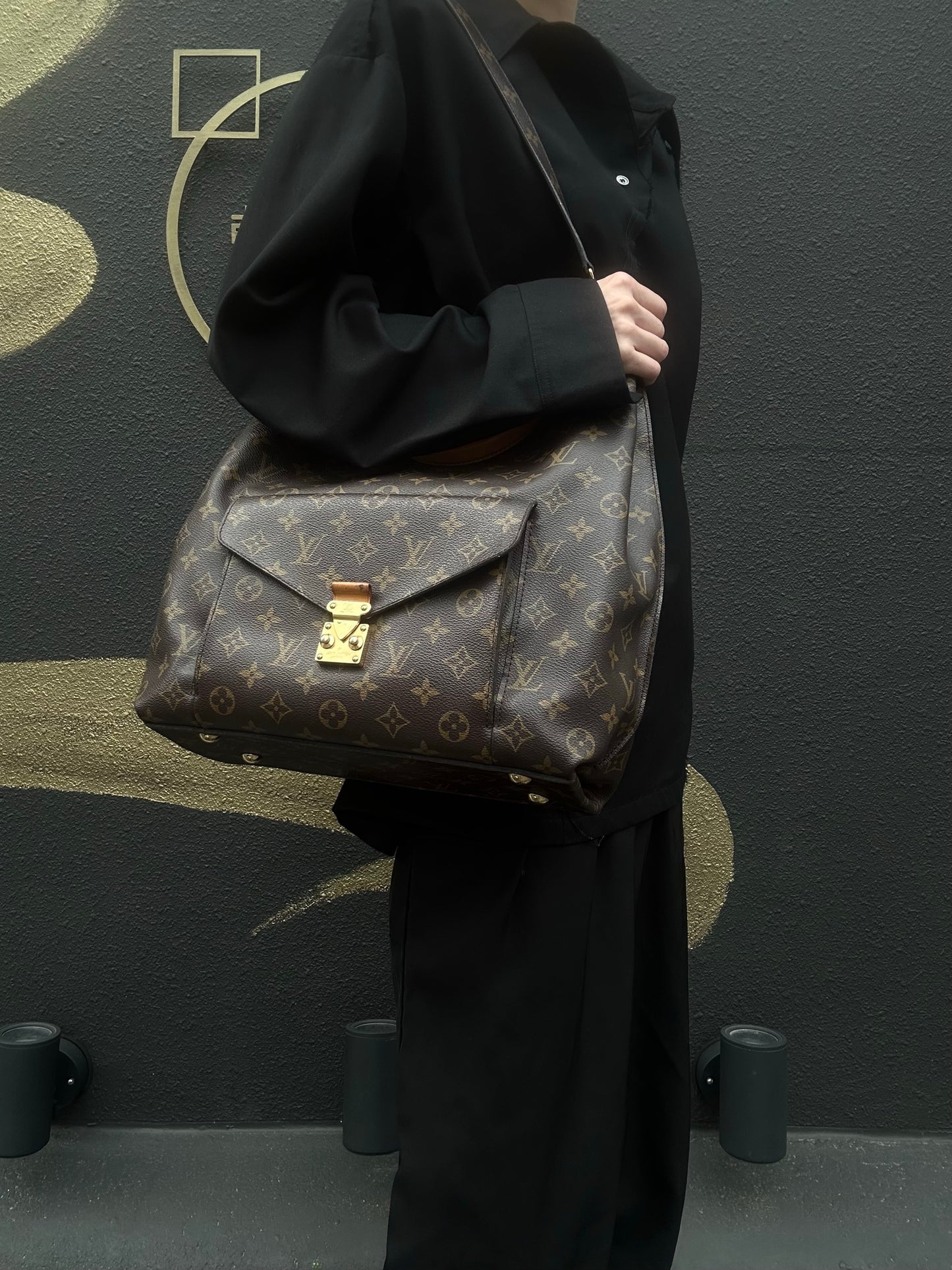 LOUIS VUITTON Metis Monogram Brown Shoulder Bag with Shoulder Strap