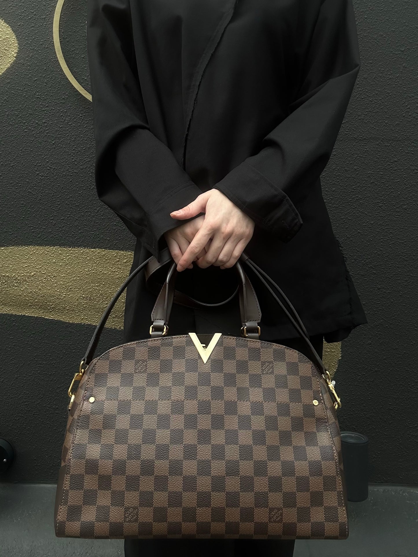 LOUIS VUITTON (Louis Vuitton), Kensington Bowling, Monogram, handbag, brown, with shoulder strap.