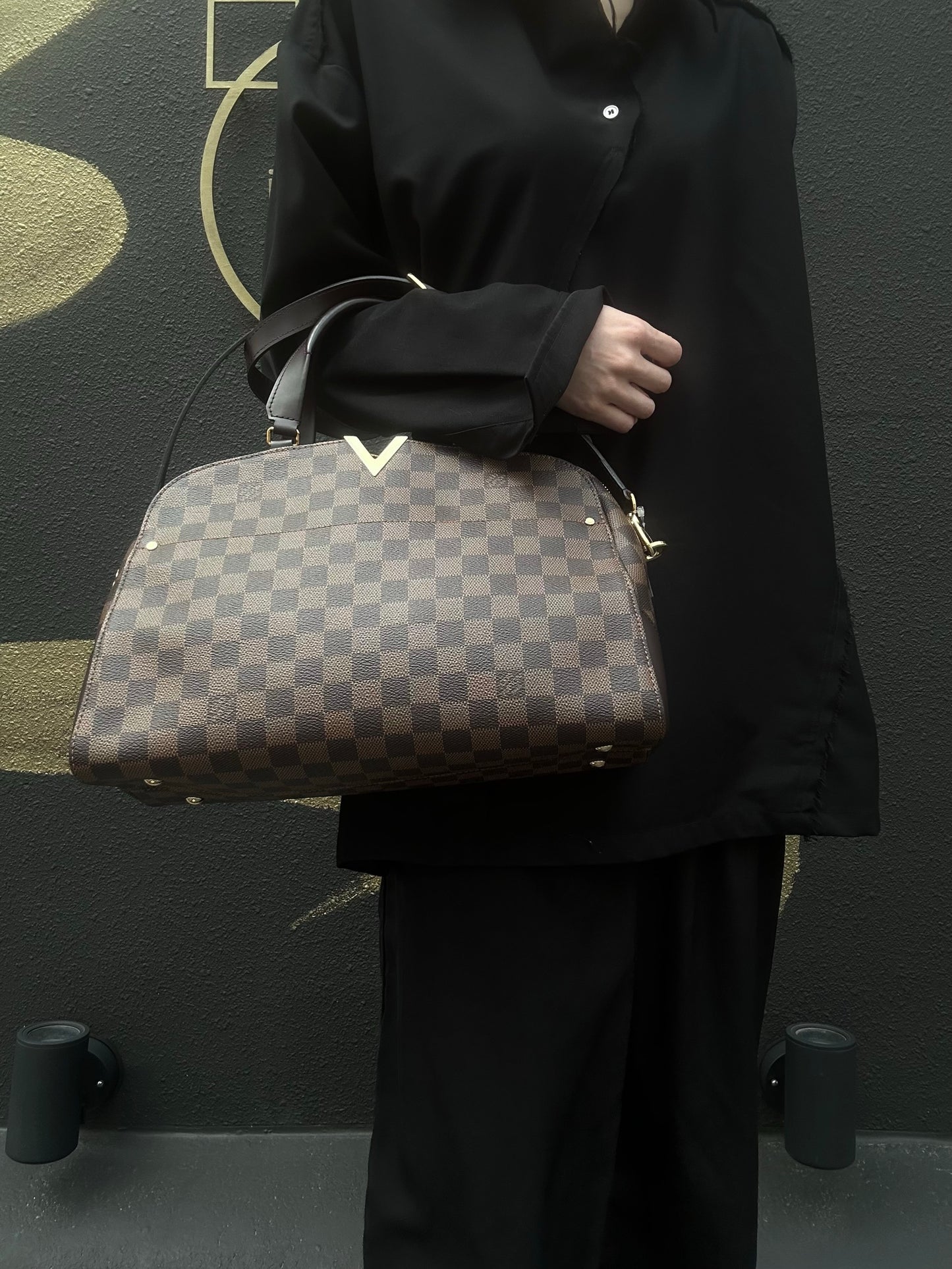 LOUIS VUITTON (Louis Vuitton), Kensington Bowling, Monogram, handbag, brown, with shoulder strap.