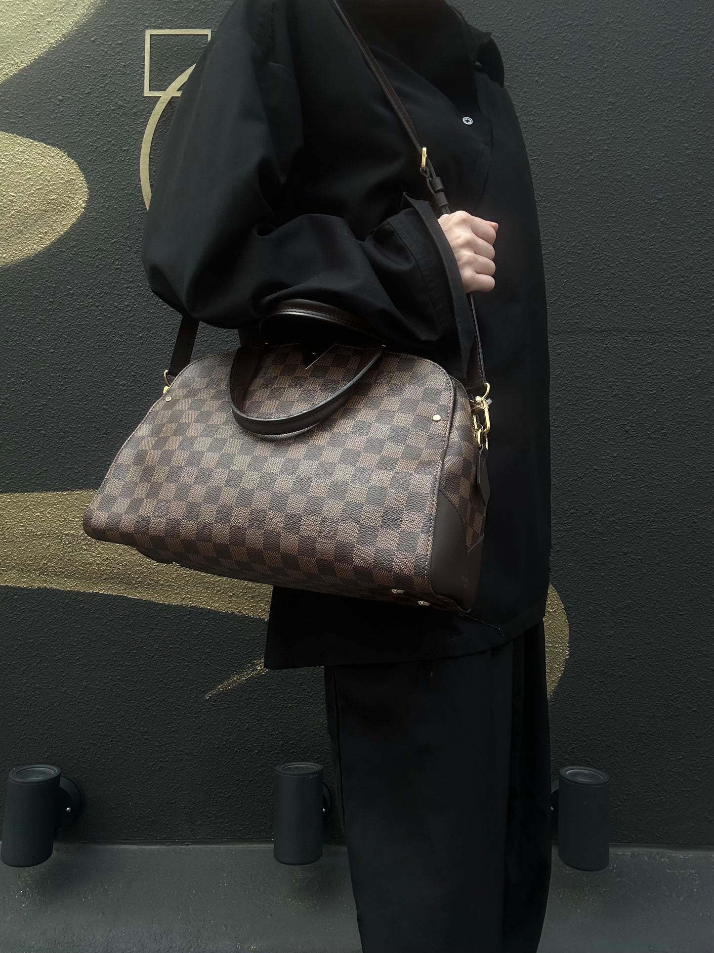 LOUIS VUITTON (Louis Vuitton), Kensington Bowling, Monogram, handbag, brown, with shoulder strap.