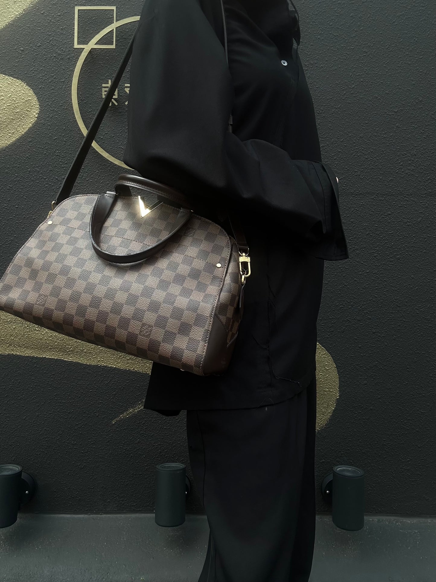 LOUIS VUITTON (Louis Vuitton), Kensington Bowling, Monogram, handbag, brown, with shoulder strap.