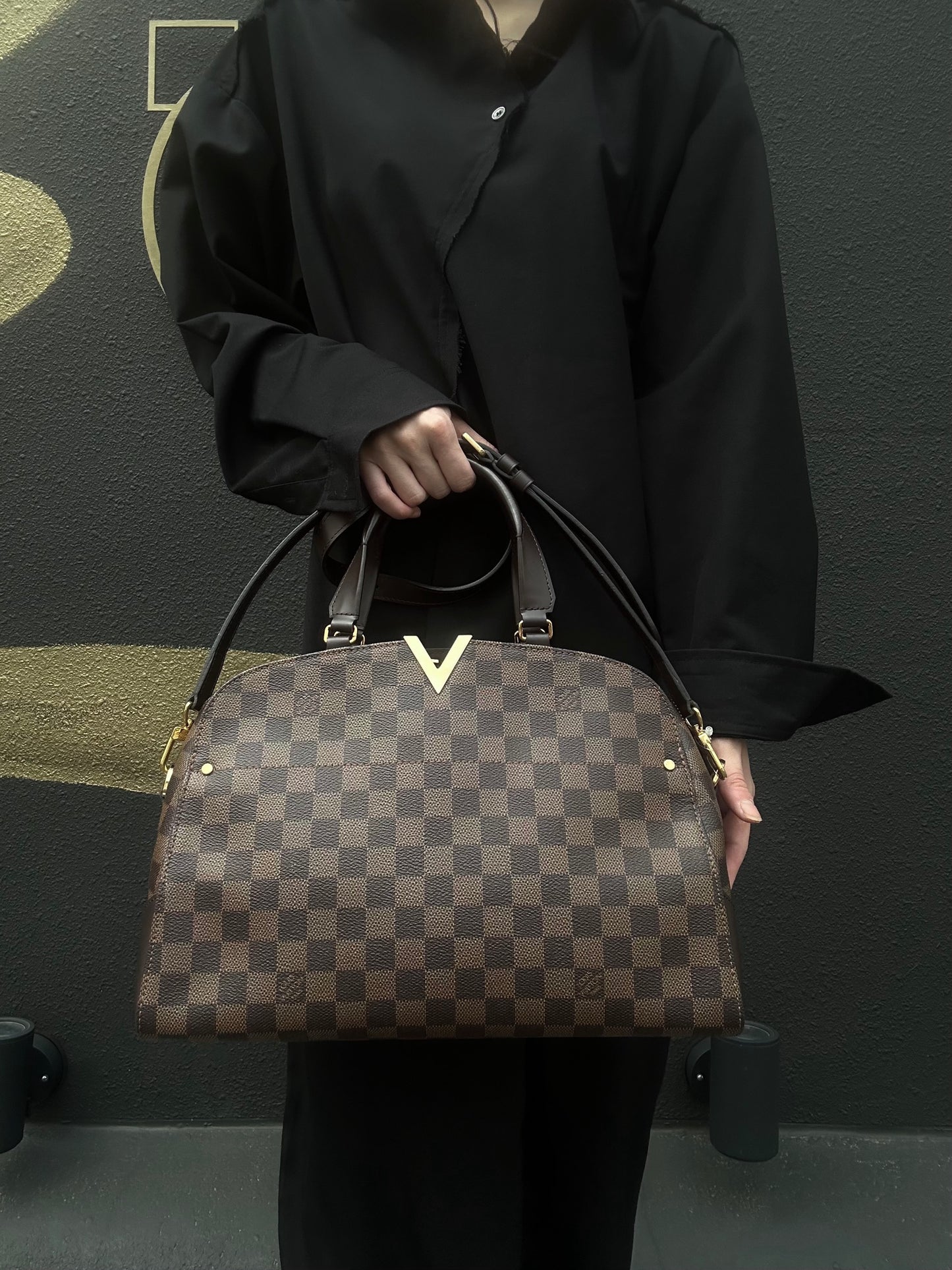 LOUIS VUITTON (Louis Vuitton), Kensington Bowling, Monogram, handbag, brown, with shoulder strap.