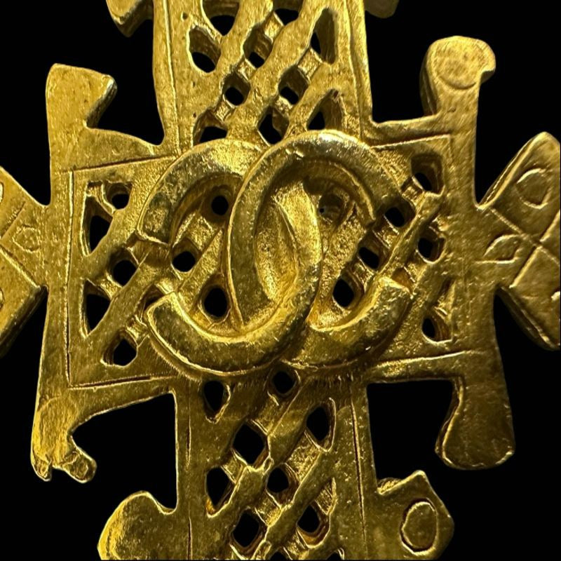 CHANEL brooch, gold, gold-tone, alloy