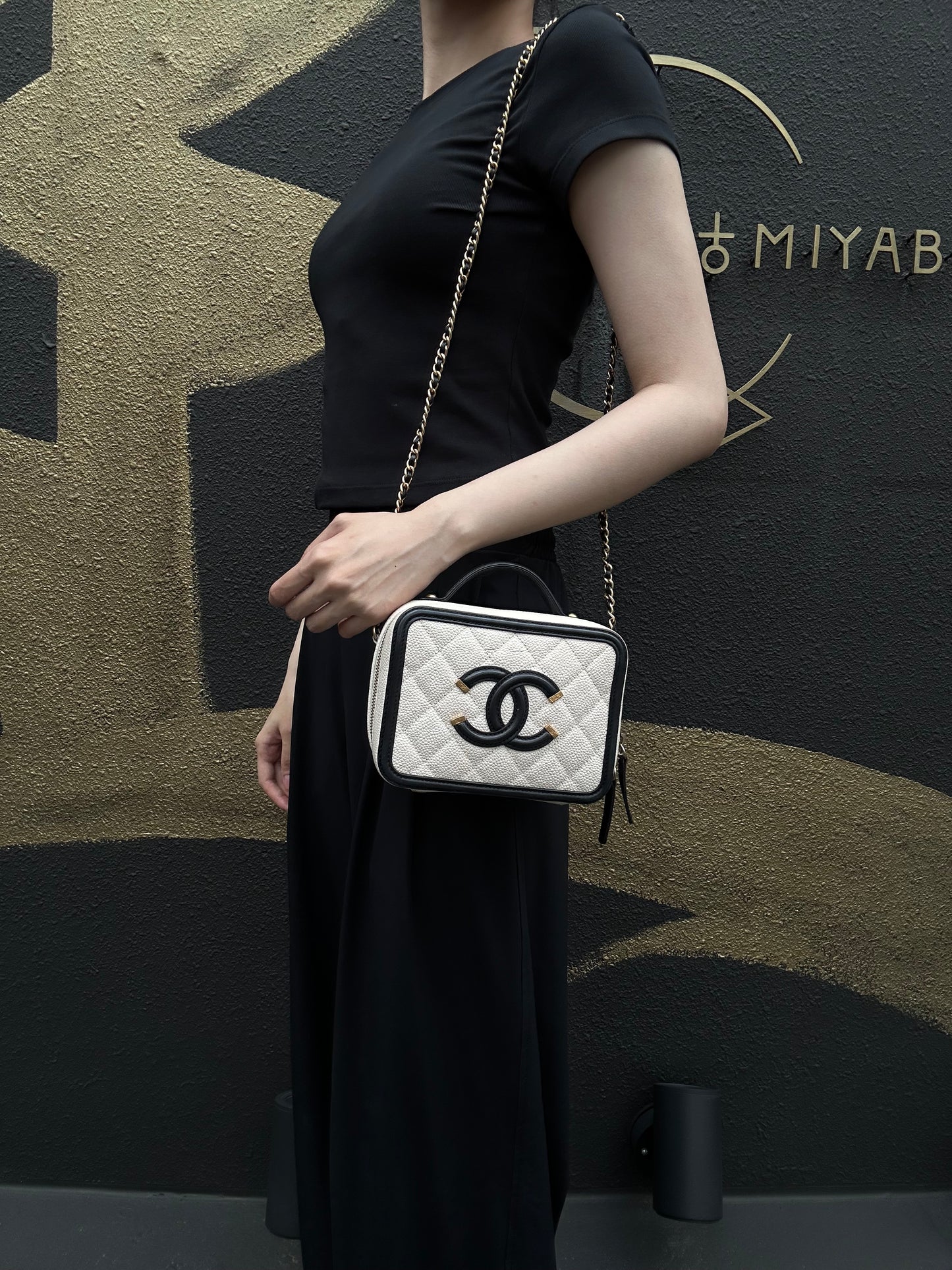 CHANEL CC Filigree Caviar Leather Handbag White/Black Gold-Tone Hardware with Shoulder Strap