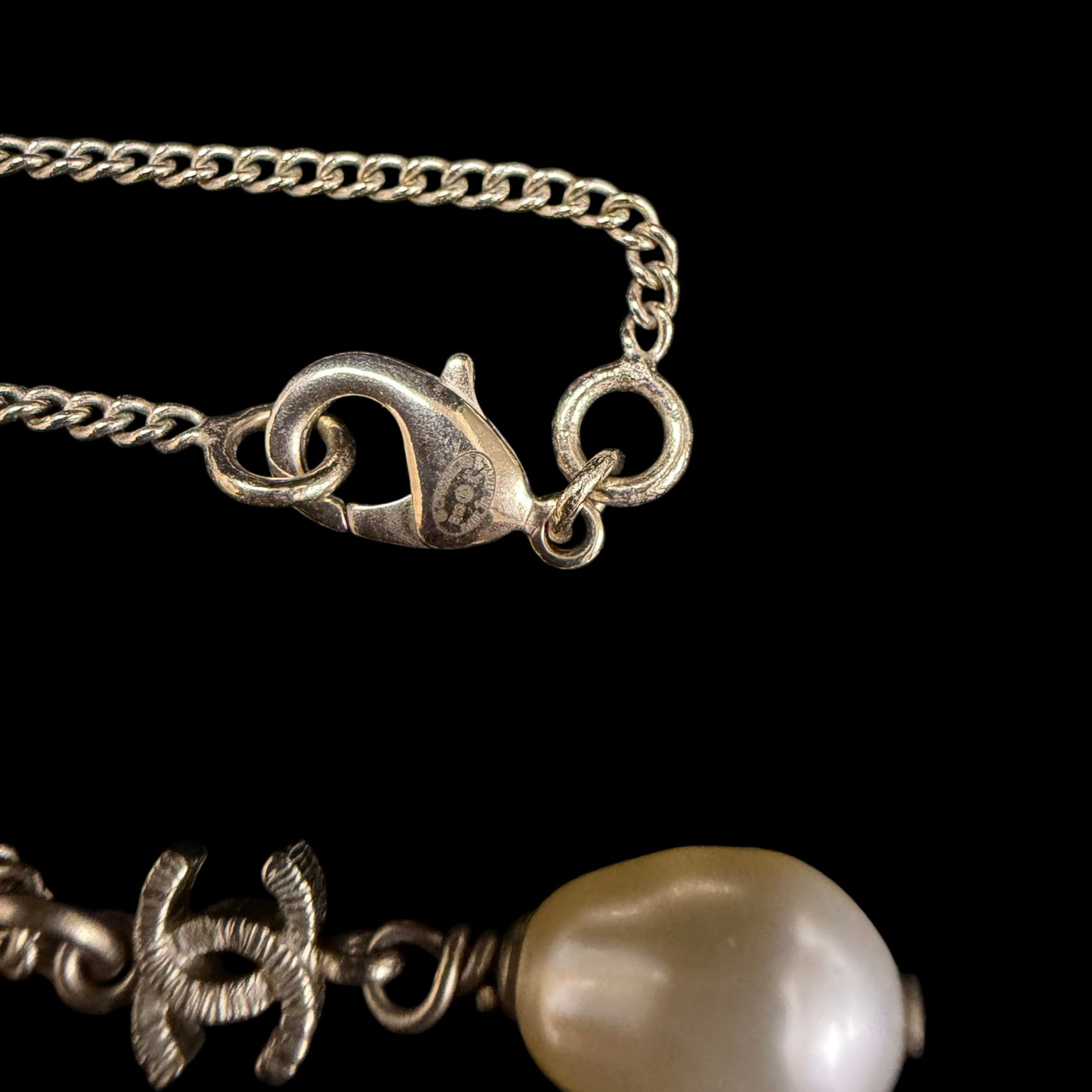 CHANEL CC Logo Irregular Baroque Pearl Drop Necklace Gold Tone Metal Thin Chain Elegant Classic Vintage Design