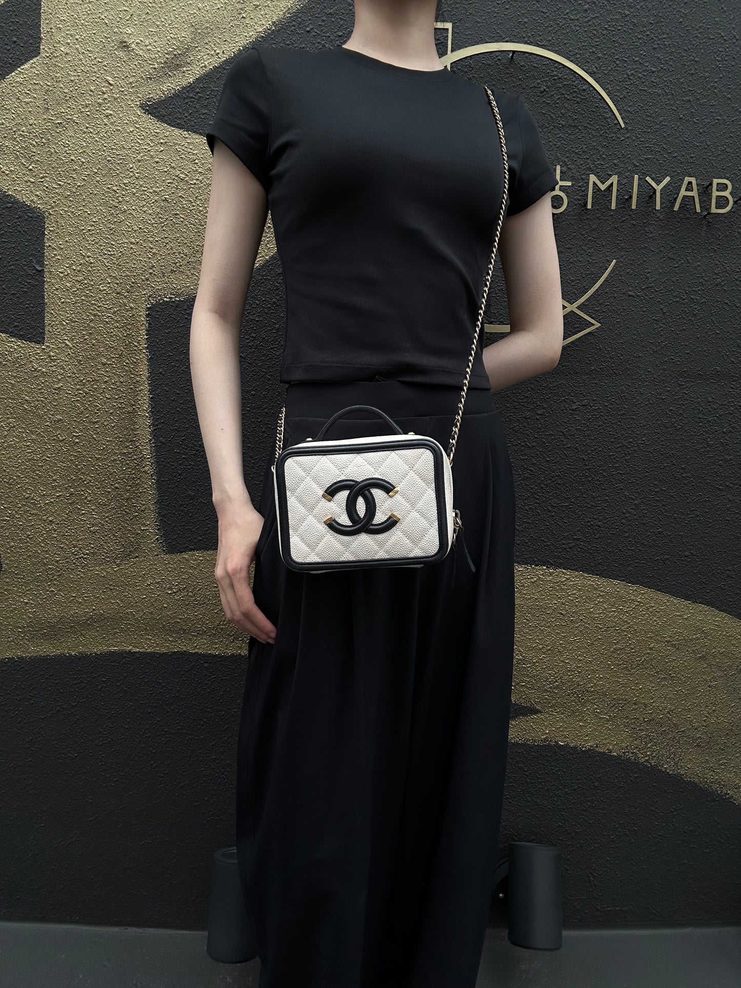 CHANEL CC Filigree Caviar Leather Handbag White/Black Gold-Tone Hardware with Shoulder Strap