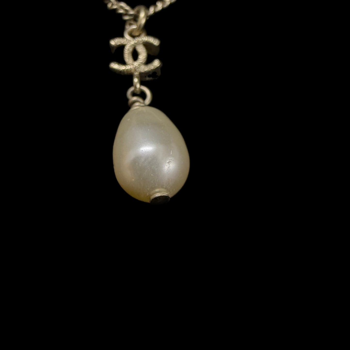 CHANEL CC Logo Irregular Baroque Pearl Drop Necklace Gold Tone Metal Thin Chain Elegant Classic Vintage Design