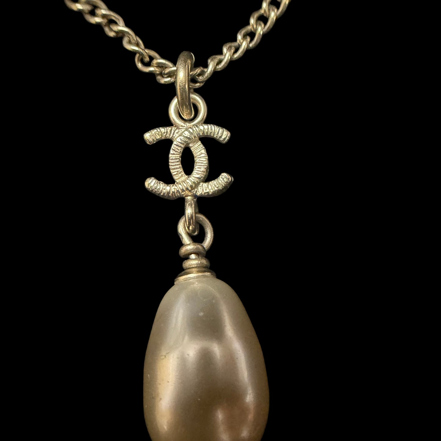 CHANEL CC Logo Irregular Baroque Pearl Drop Necklace Gold Tone Metal Thin Chain Elegant Classic Vintage Design