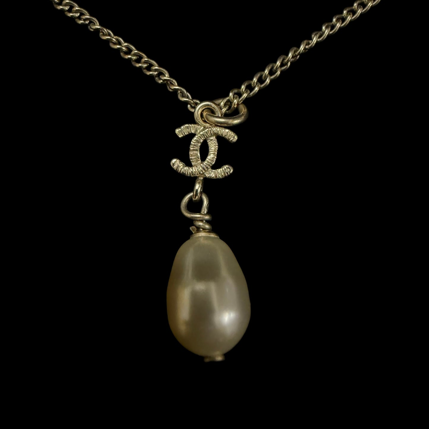 CHANEL CC Logo Irregular Baroque Pearl Drop Necklace Gold Tone Metal Thin Chain Elegant Classic Vintage Design