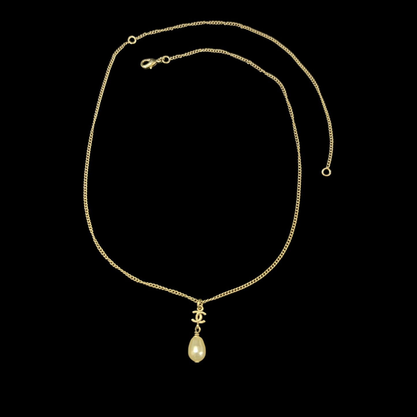 CHANEL CC Logo Irregular Baroque Pearl Drop Necklace Gold Tone Metal Thin Chain Elegant Classic Vintage Design