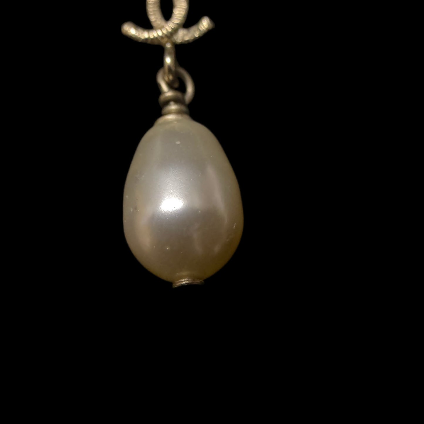 CHANEL CC Logo Irregular Baroque Pearl Drop Necklace Gold Tone Metal Thin Chain Elegant Classic Vintage Design