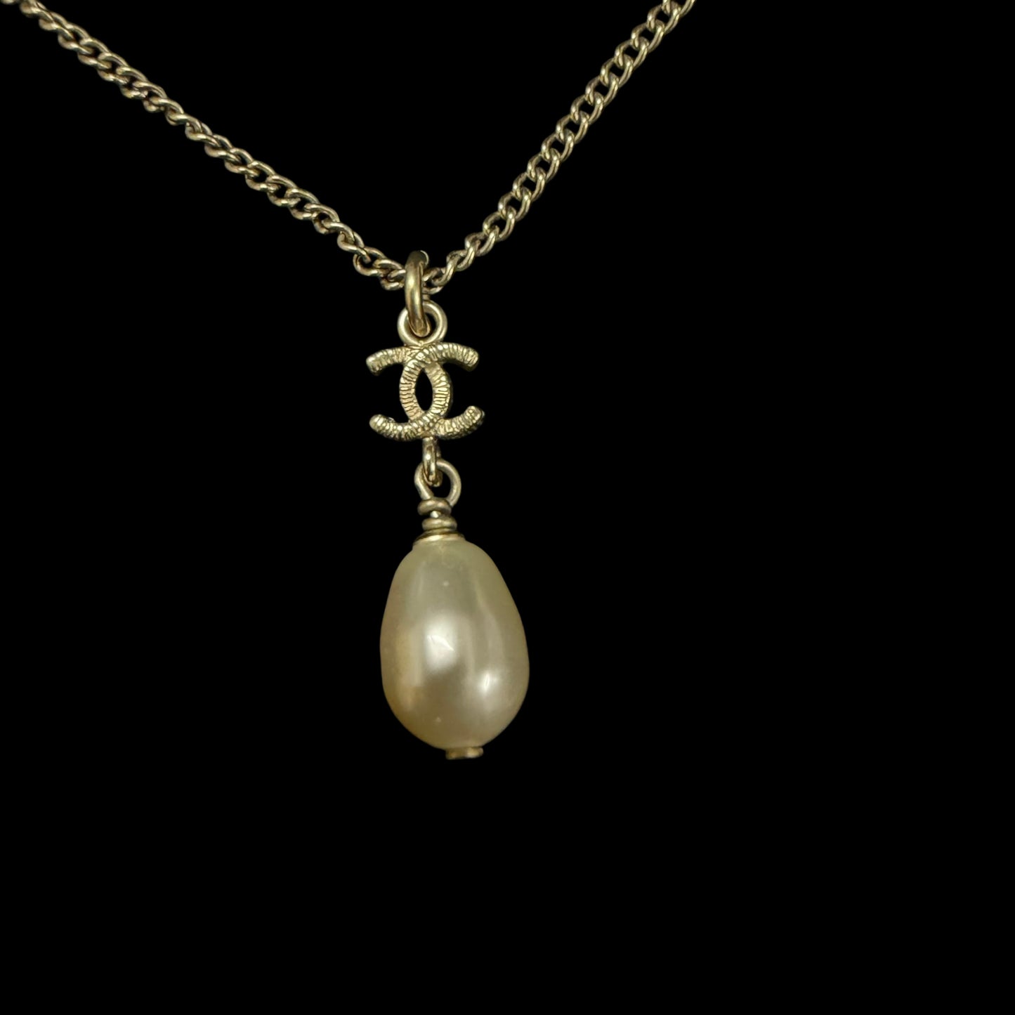 CHANEL CC Logo Irregular Baroque Pearl Drop Necklace Gold Tone Metal Thin Chain Elegant Classic Vintage Design